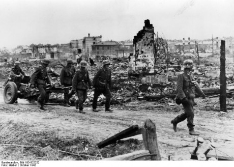 Bundesarchiv_Bild_183-B22222,_Russland,_Kampf_um_Stalingrad,_Infanterie