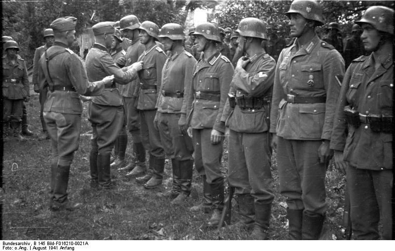 Bundesarchiv_B_145_Bild-F016210-0021A,_Bessarabien,_Ordensverleihungen_durch_Hans_v__Ahlfen